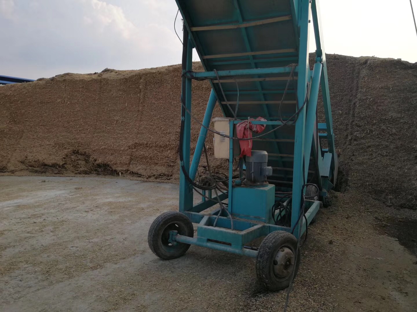 青貯取料機：取草界面平整、工作效率高